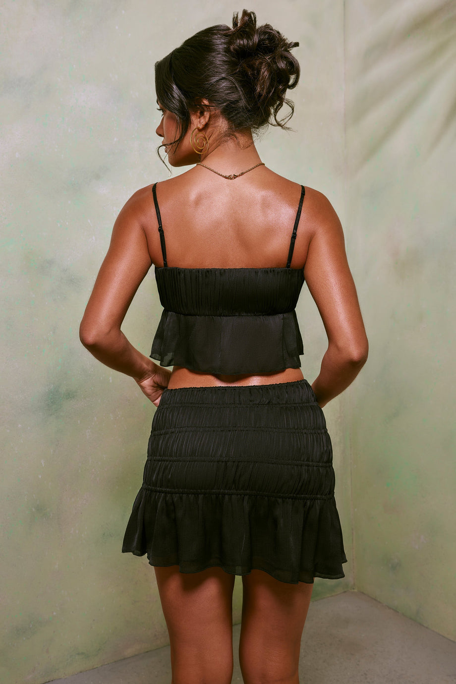 تنورة قصيرة بخصر متوسط الطول وفتحة عالية باللون الأسود